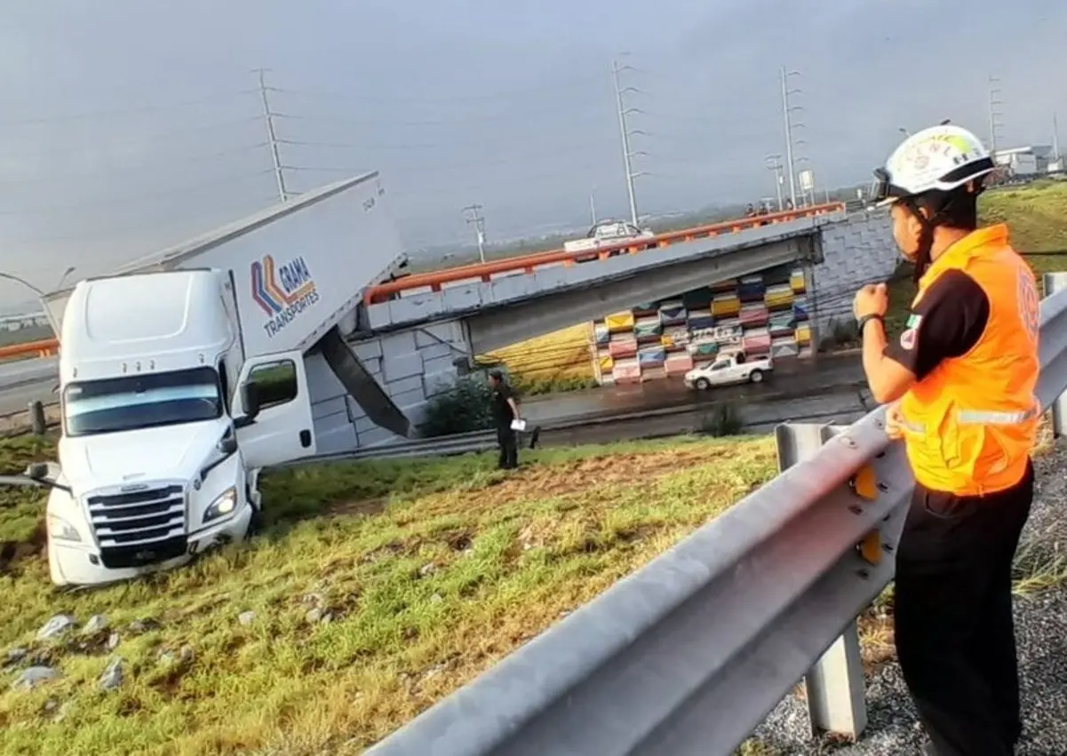 El accidente se registró cuando un tráiler de caja seca perdió el control y derrapó sobre el Libramiento Arco Vial, finalizando sobre el camellón central. Foto: Protección Civil de Nuevo León.