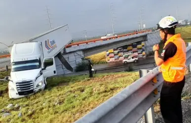 Tráiler de caja acaba colgado en camellón de Libramiento Arco Vial