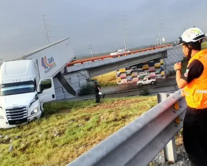 Tráiler de caja acaba colgado en camellón de Libramiento Arco Vial