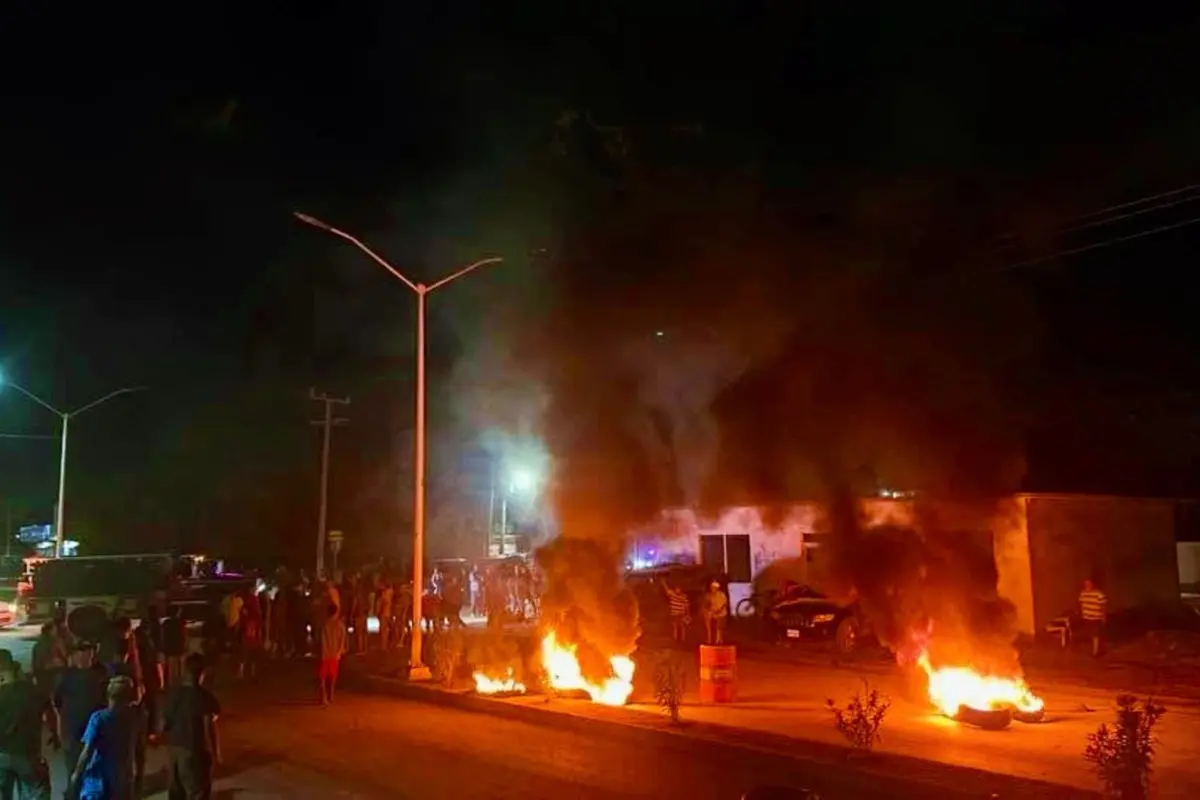 La manifestación, convocada a través de redes sociales, reunió a más de 150 personas, quienes denunciaron presuntos actos de acoso. Foto: SSP