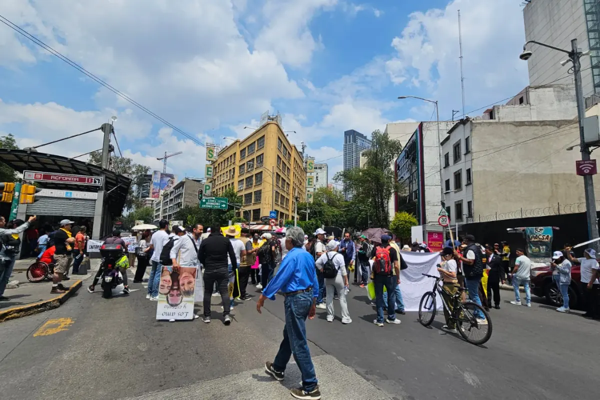 Personas en protesta por presunta extorsión. Foto: Luis Antonio Alfaro