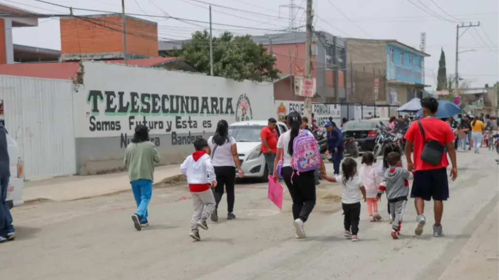 Regresan a clases en Chimalhuacán; concluyen reparación de mega socavón frente a zona escolar