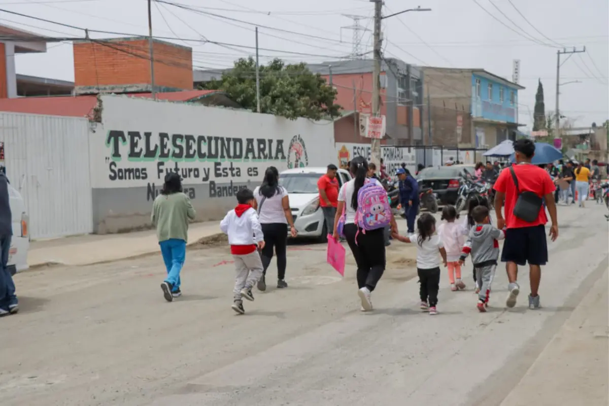 Regreso a clases en zona afectada por socavón en Chimalhuacán. Foto: Especiales
