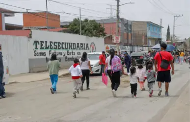 Regresan a clases en Chimalhuacán; concluyen reparación de mega socavón frente a zona escolar