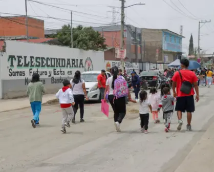 Regresan a clases en Chimalhuacán; concluyen reparación de mega socavón frente a zona escolar