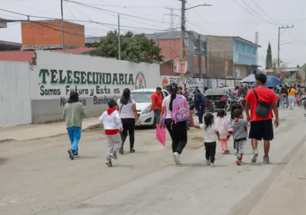 Regresan a clases en Chimalhuacán; concluyen reparación de mega socavón frente a zona escolar
