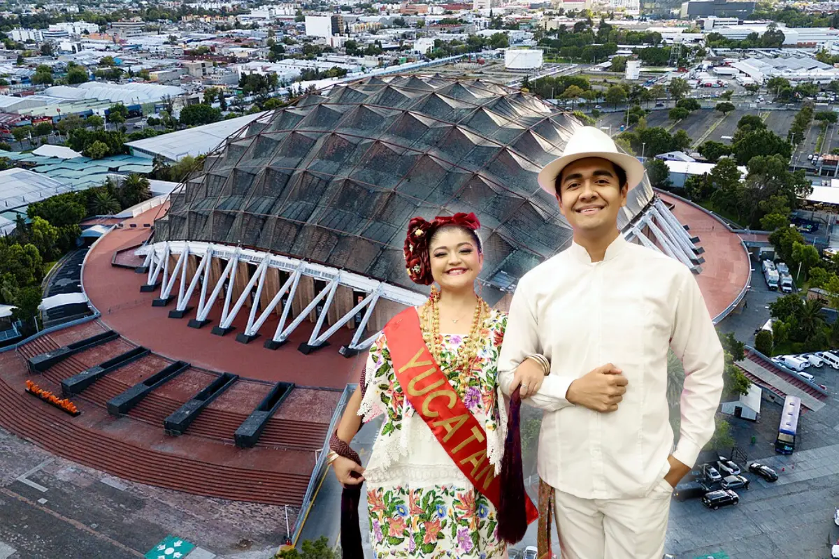 De fondo Palacio de los Deportes, personas con trajes típicos de Yucatán. Foto: X @cobras_santiago