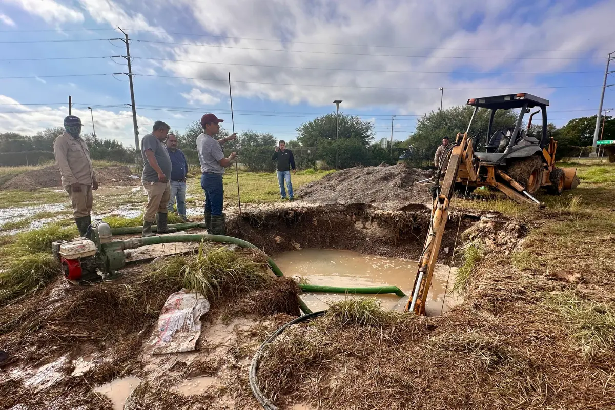 Imagen ilustrativa de los trabajos de reparación de una fuga de agua por Comapa Victoria. Foto: Carlos García