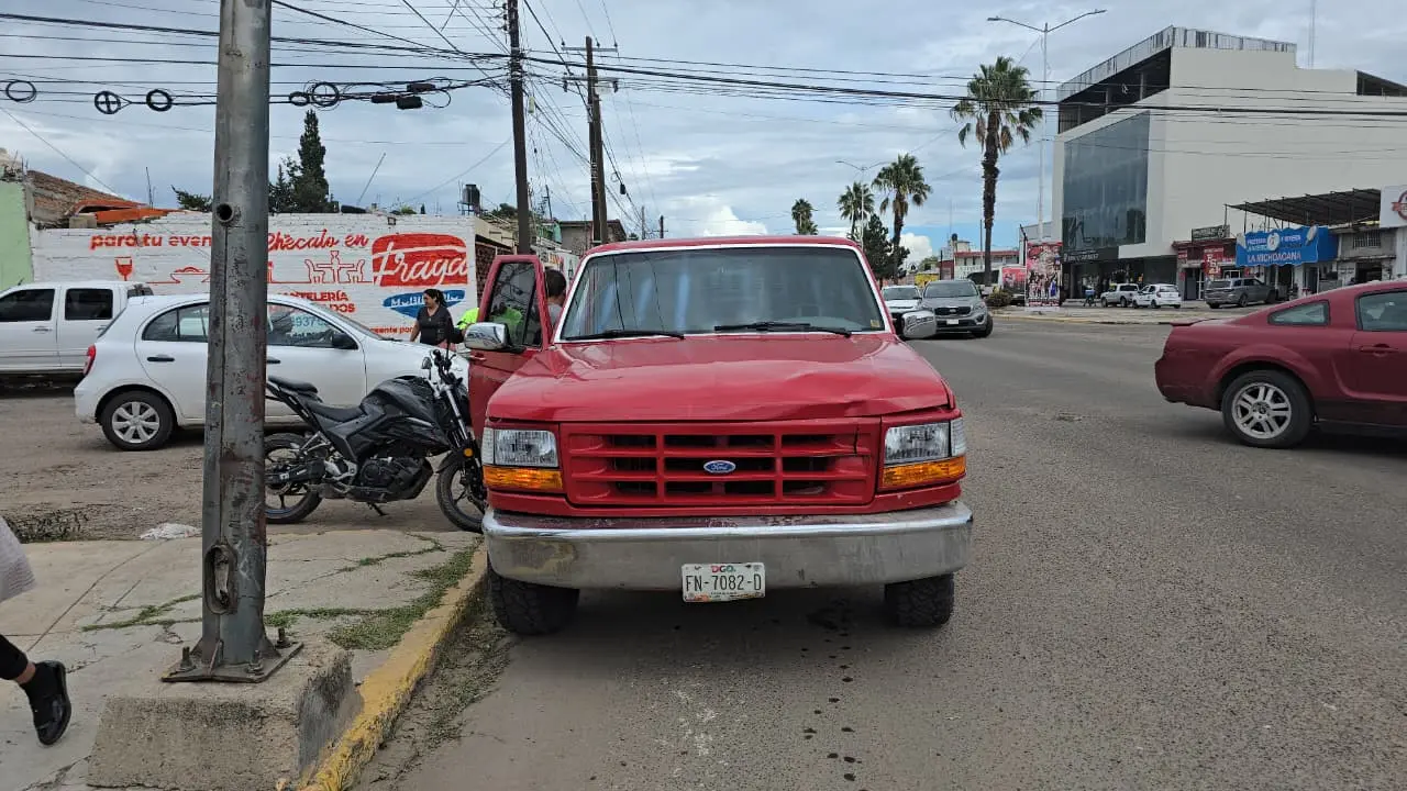 Hombre muere en bulevar de la Juventud; lo atropelló una camioneta