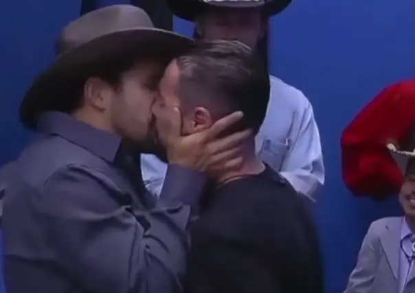 LCDFMX 2025: Guana y Shiky protagonizan beso de telenovela