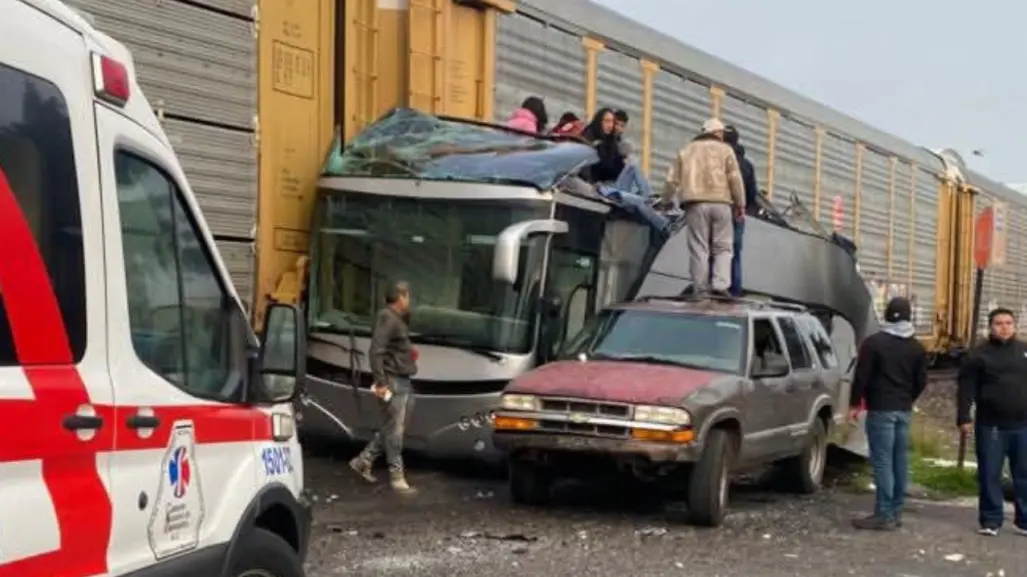 Conductor que chocó autobús con tren en Atlacomulco permanece prófugo tras 48 horas