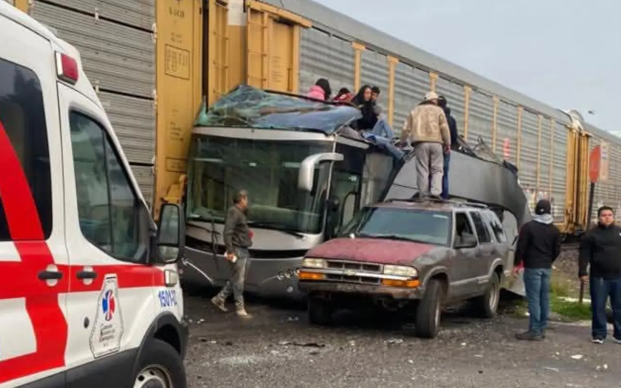 Accidente de autobús en las vías del paso crucero San Felipe del Progreso – El Oro – Atlacomulco. Foto: Especial