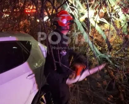 Hombre muere tras fuerte choque contra un árbol en Apodaca