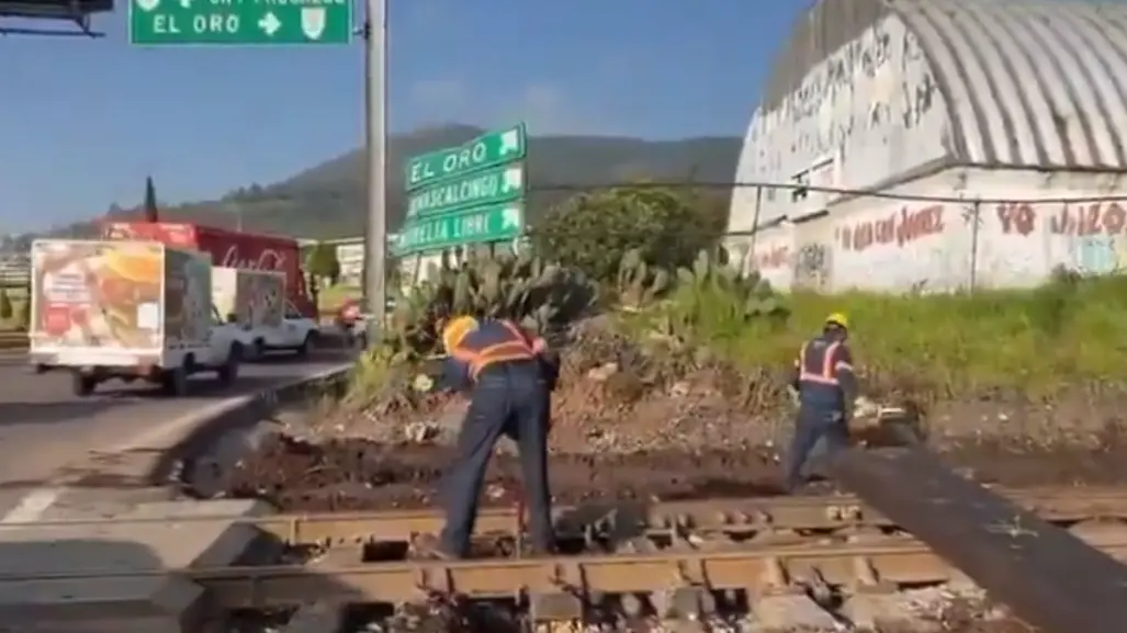 Instalan plumas en cruce ferroviario tras choque entre tren y autobús en Atlacomulco