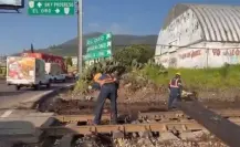Instalan plumas en cruce ferroviario tras choque entre tren y autobús en Atlacomulco