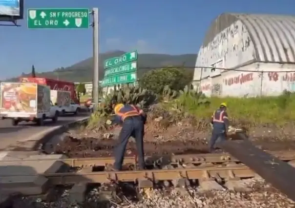 Instalan plumas en cruce ferroviario tras choque entre tren y autobús en Atlacomulco