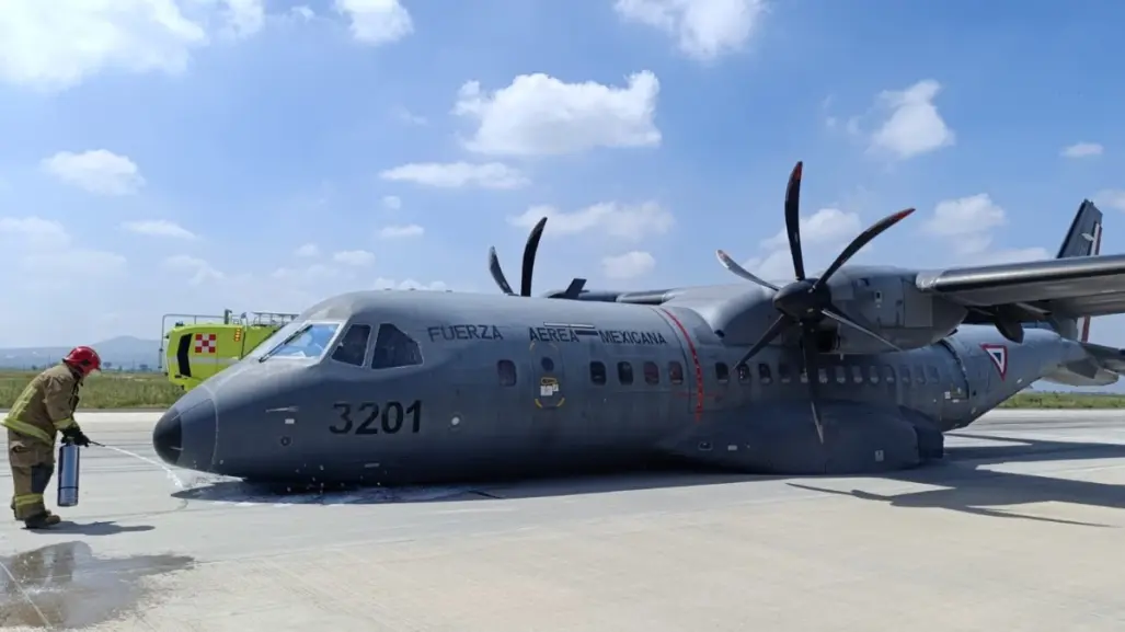 Avión de la Fuerza Armada aterriza de emergencia en el AIFA; la unidad sufrió daños | VIDEO