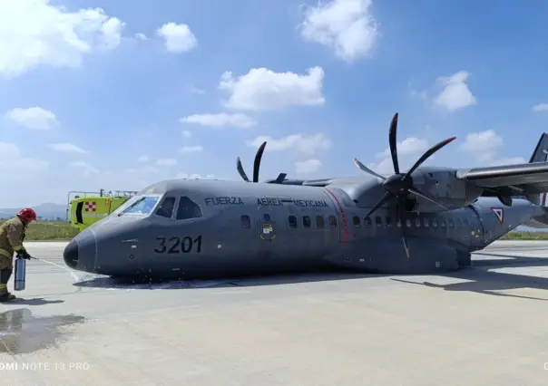 Avión de la Fuerza Armada aterriza de emergencia en el AIFA; la unidad sufrió daños | VIDEO