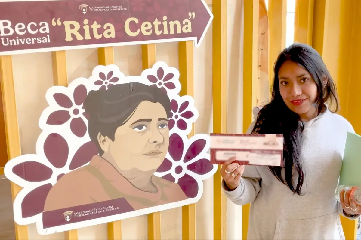 Alumna recibiendo la Beca Rita Cetina Foto: X(Twitter) @apoyosbienestar