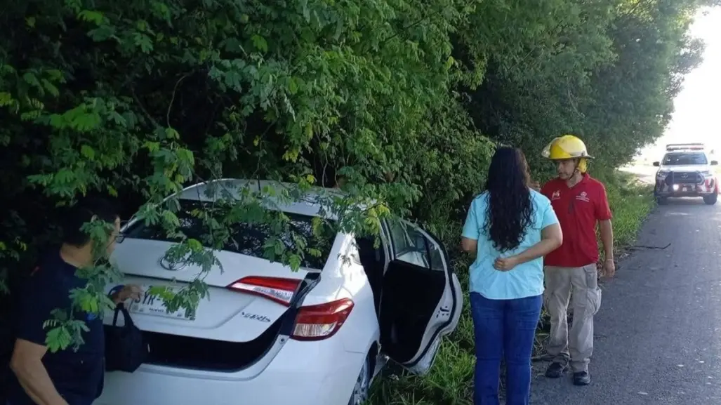 Tráiler da cerrón y vehículos se salen de la carretera en Montemorelos
