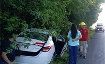 Tráiler da cerrón y vehículos se salen de la carretera en Montemorelos