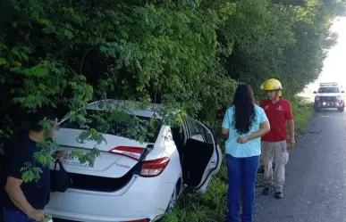 Tráiler da cerrón y vehículos se salen de la carretera en Montemorelos