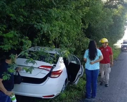 Tráiler da cerrón y vehículos se salen de la carretera en Montemorelos