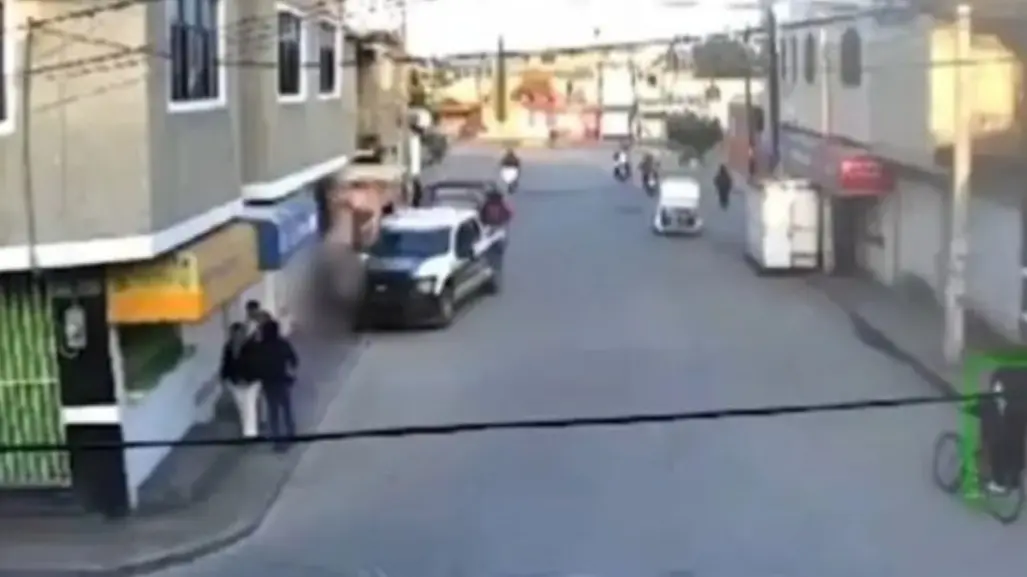 Policía en Chimalhuacán atropella a madre e hija al manejar patrulla mientras usaba celular