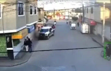 Policía en Chimalhuacán atropella a madre e hija al manejar patrulla mientras usaba celular