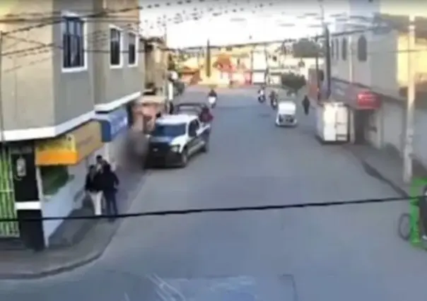 Policía en Chimalhuacán atropella a madre e hija al manejar patrulla mientras usaba celular