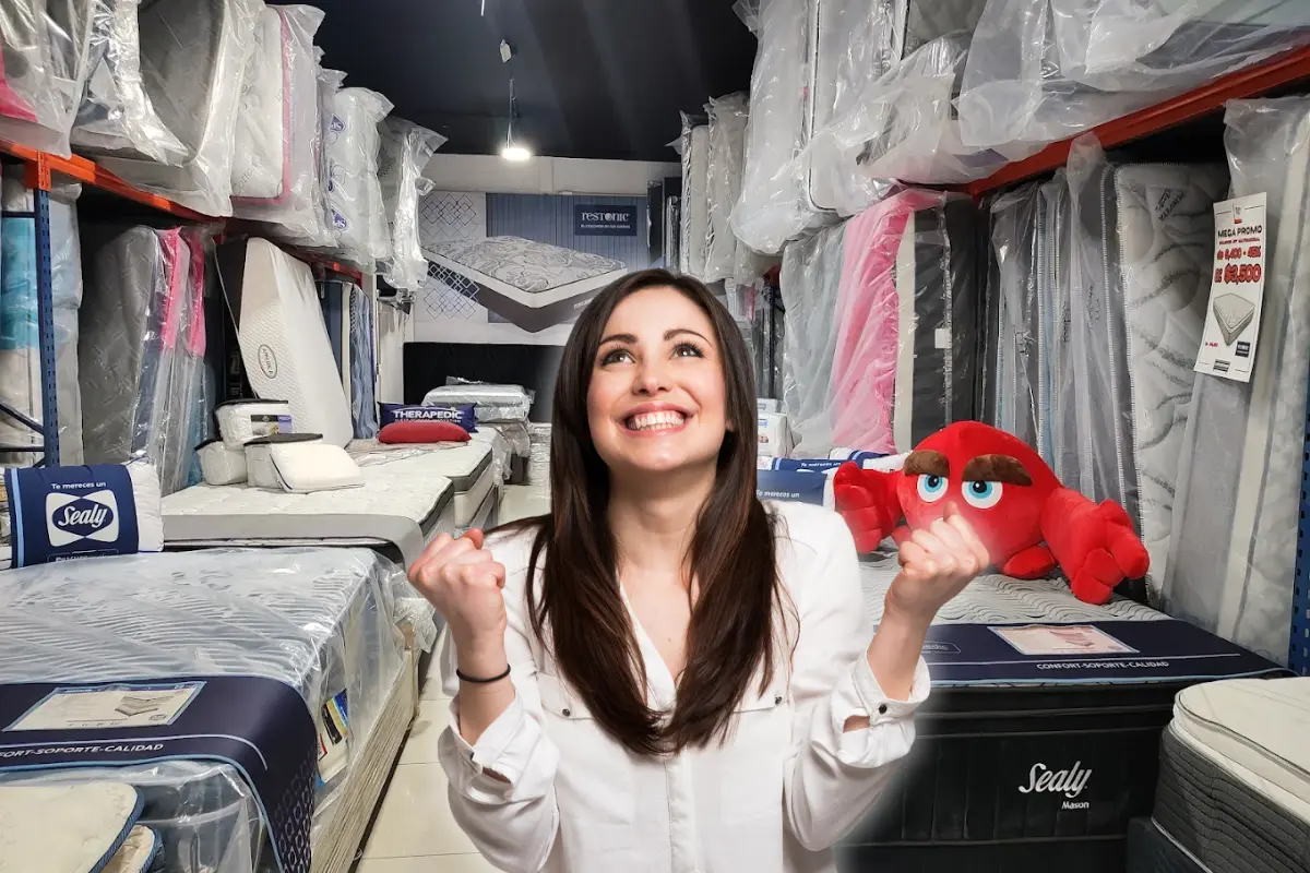 De fondo colchones, persona feliz. Foto: Restonic outlet | Canva