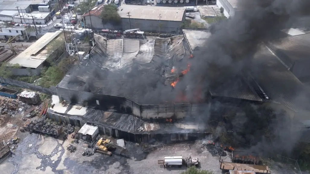 Incendio arrasa empresa de químicos y moviliza a bomberos en Escobedo