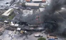 Incendio arrasa empresa de químicos y moviliza a bomberos en Escobedo