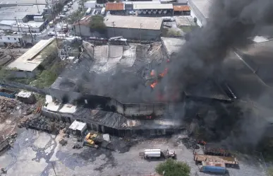 Incendio arrasa empresa de químicos y moviliza a bomberos en Escobedo