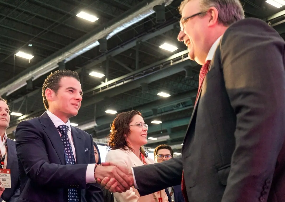 El secretario General de Gobierno de Nuevo León, Miguel Ángel Flores, saluda a Marcelo Ebrard, secretario de Economía del Gobierno de México, durante la inauguración de la Expo PyME 2025 organizada por la CAINTRA. Foto: Gobierno de Nuevo León
