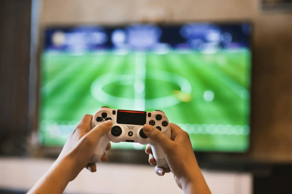 Niño jugando videojuegos Foto: Pexels