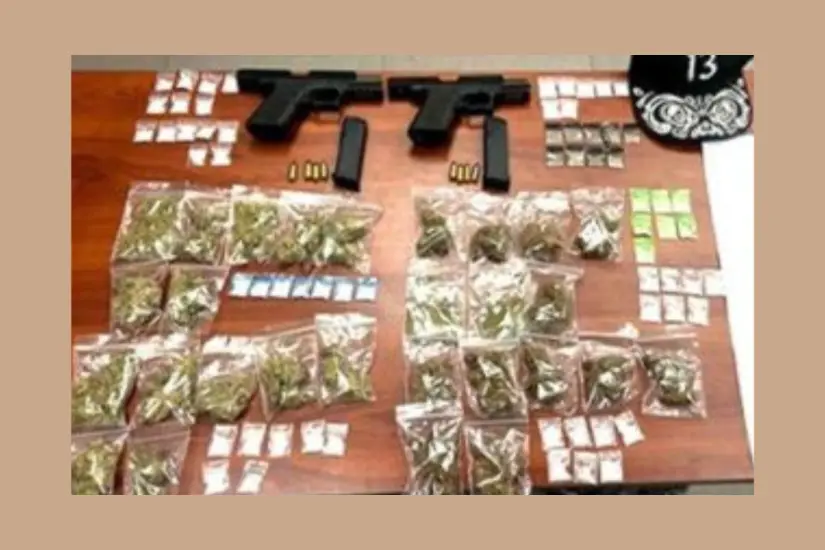 Se les aseguraron armas cortas, droga, teléfonos y cargadores | Foto: Perla Herrera