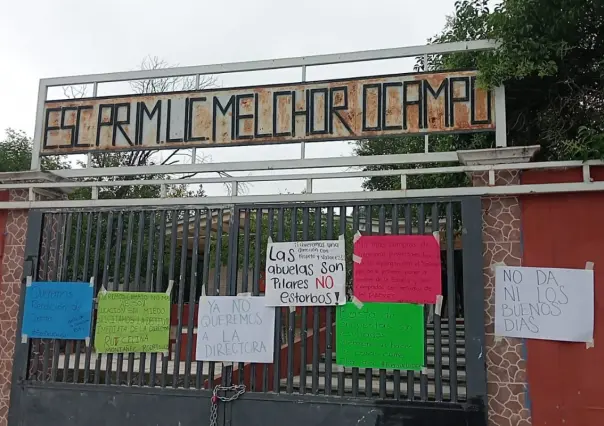 Saltillo: Cierran padres de familia primaria Melchor Ocampo; denuncian mal uso de dinero
