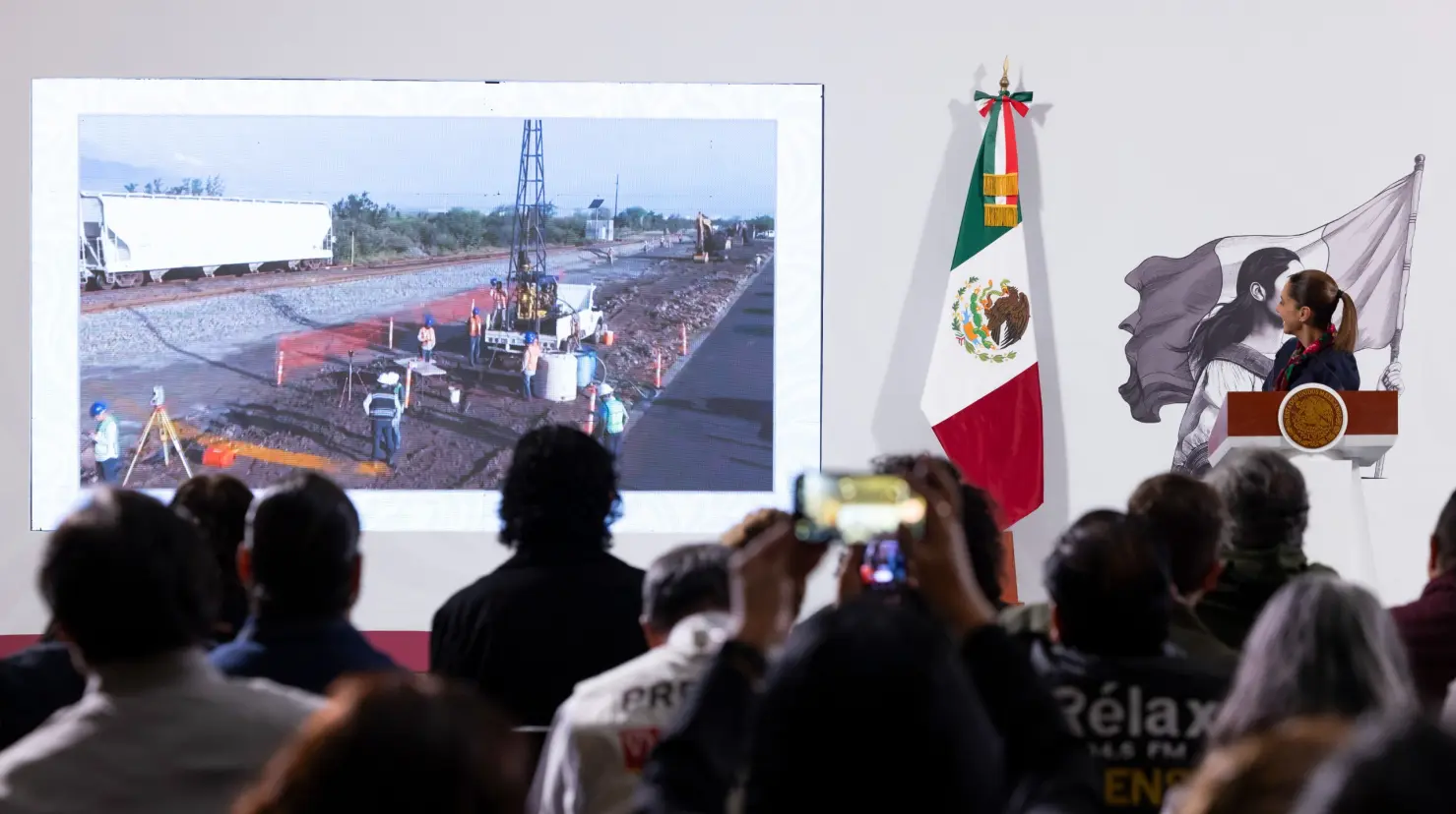 La presidenta de México, Claudia Sheinbaum da el banderazo en la Mañanera para el arranque de construcción del Tren Saltillo-Nuevo Laredo. Foto: Gobierno Federal