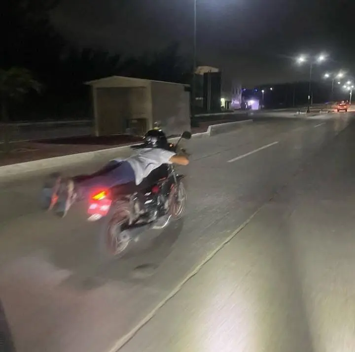 Captan a motociclistas haciendo "supermán" en Playa Miramar; autoridades toman acción