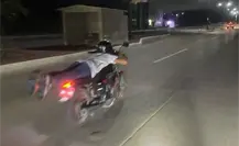 Captan a motociclistas haciendo “supermán” en Playa Miramar; autoridades toman acción