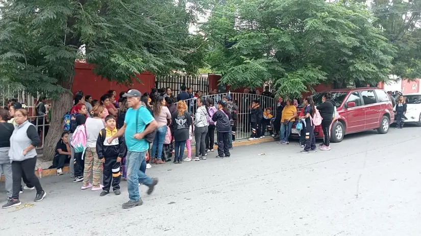 Padres inconformes impidieron el acceso a alumnos al plantel./Foto: Marco Juárez