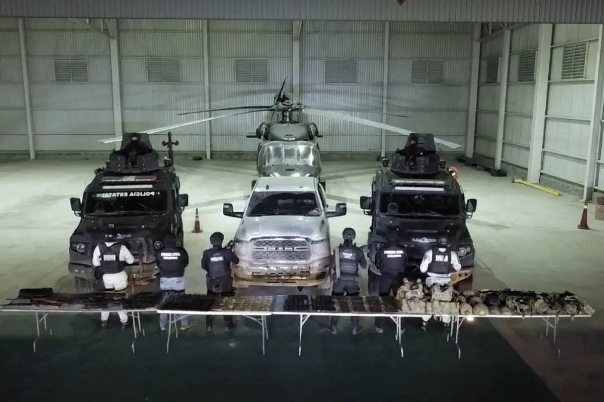Tras el enfrentamiento, las autoridades aseguraron tanto la camioneta como un importante arsenal y equipo táctico. Foto: Fuerza Civil.