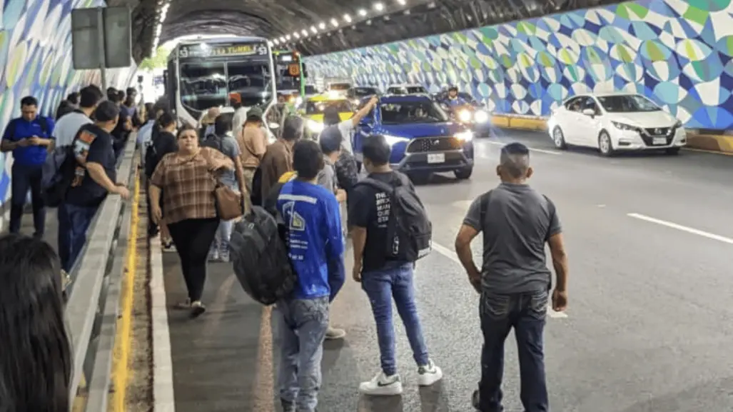 Accidente en el Túnel de la Loma Larga provoca caos vial de San Pedro a Monterrey