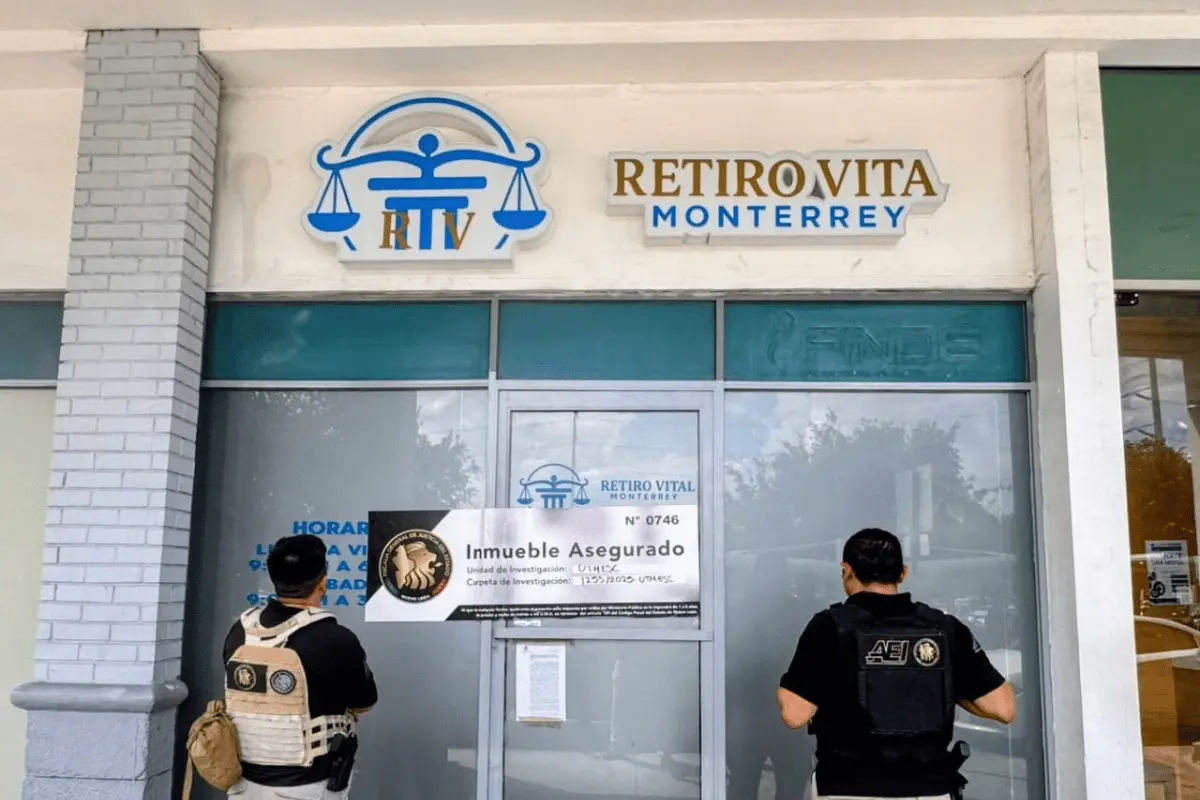 Cateo en Escobedo: Fiscalía asegura evidencia de presunto fraude en local comercial. Foto: FGJNL,