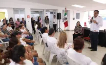 Estos son los apoyos que ofrece Américo Villarreal a mujeres despicadoras de camarón en Tampico