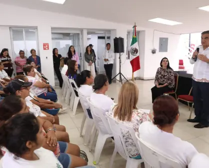 Estos son los apoyos que ofrece Américo Villarreal a mujeres despicadoras de camarón en Tampico