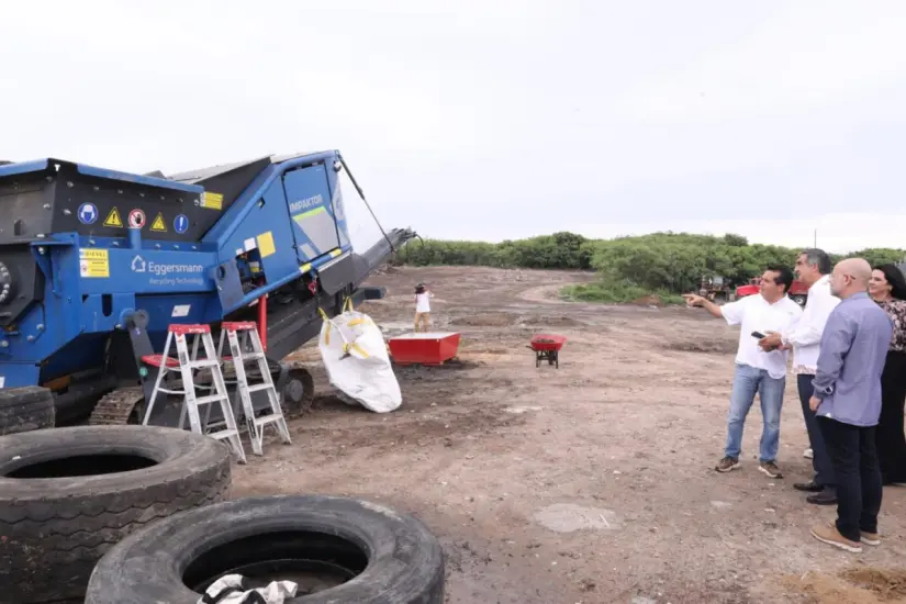 El gobernador visitó la planta trituradora móvil de llantas y residuos sólidos en Tampico | Foto: gobierno de Tamaulipas
