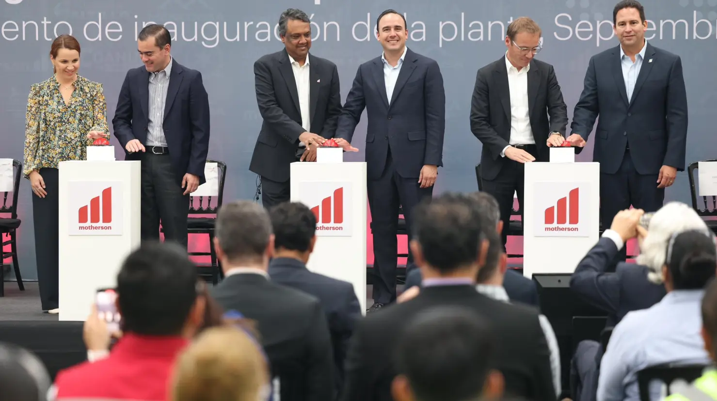 El gobernador Manolo Jiménez en la inauguración de la planta en Derramadero. (Fotografía: Manolo Jiménez)