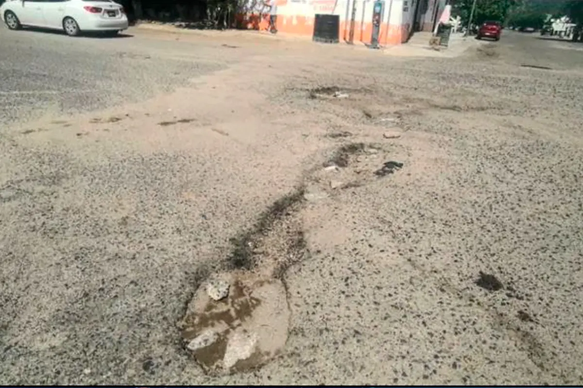 El problema es tal que el tráfico se ha incrementado debido a la condición de las calles. Foto: Rocío Casas.